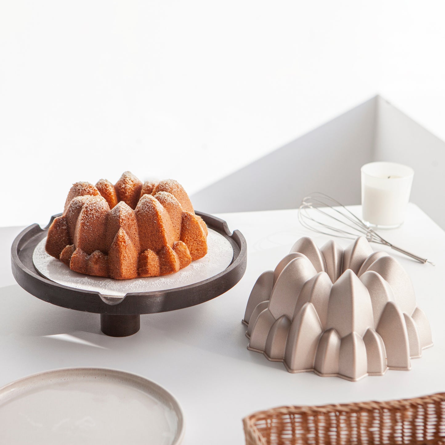 CASCADE mould, sponge cake and tart mould for oven, double non-stick layer, long-lasting cast aluminium, uniform cooking, Rose Gold colour, diameter 24cm, height 11cm, 2 litres.