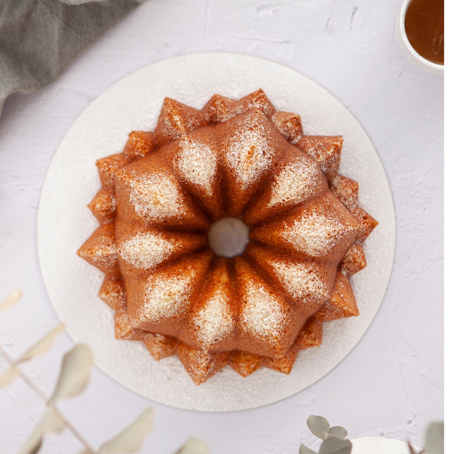 CASCADE mould, sponge cake and tart mould for oven, double non-stick layer, long-lasting cast aluminium, uniform cooking, Rose Gold colour, diameter 24cm, height 11cm, 2 litres.