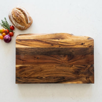 Grande planche en bois d'acacia naturel à bord vif (live edge) 55x35x5 cm