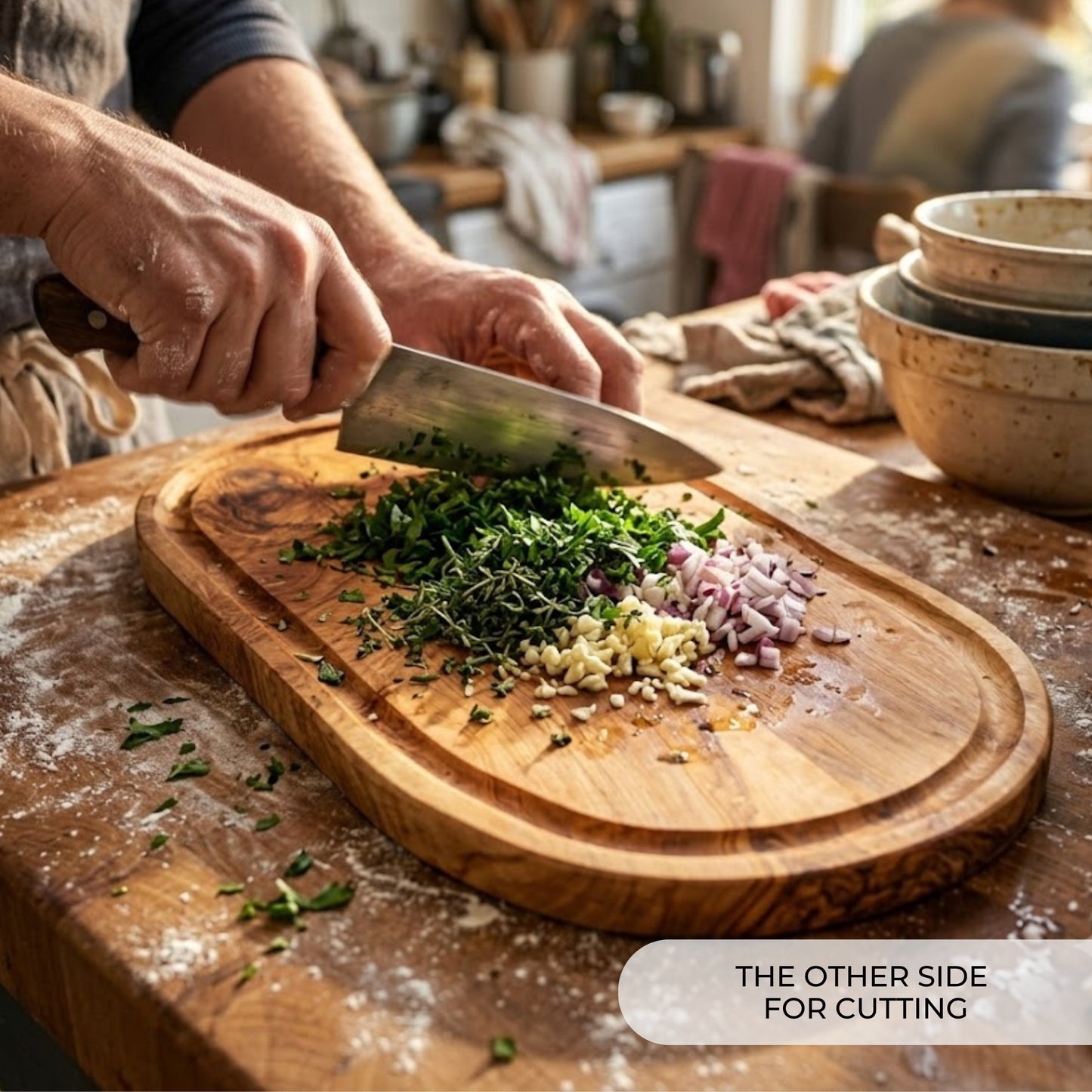 Tábua de Corte e Servir em Madeira de Oliveira Mediterrânica CERDEÑA, 100% artesanal, Oval com ranhura para sumo, Reversível, Enchidos, Carne, Churrasco, Queijo, Pão (cerca de 39 x 18 cm)