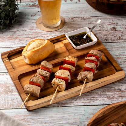 NEW ARRIVAL Bandeja para Servir en Madera de Teca Natural GUADALUPE, rectangular y resistente, con 3 compartimientos y cuenco para salsas, ideal para carnes, pollo, embutidos y tapas (28×23×3.4 cm)