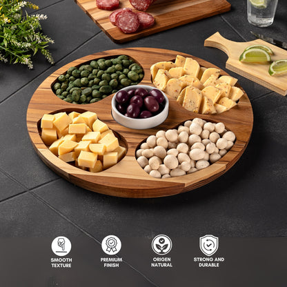 Bandeja para Servir en Madera de Teca Natural MARTINICA, resistente, con 4 compartimientos y cuenco para salsas, ideal para carnes, pollo, embutidos y tapas (35.5×35.5×2.4 cm)