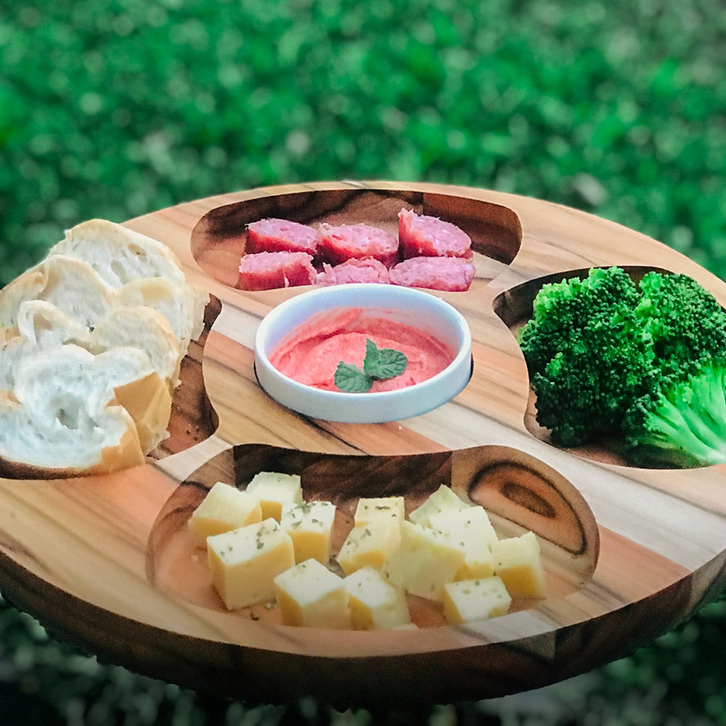 Bandeja para Servir en Madera de Teca Natural MARTINICA, resistente, con 4 compartimientos y cuenco para salsas, ideal para carnes, pollo, embutidos y tapas (35.5×35.5×2.4 cm)