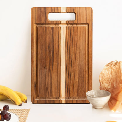 NEW ARRIVAL Tabla de Cortar en Madera de Teca Natural FORTALEZA, diseño Herringbone, ideal para cortar y servir carne, pan y embutidos, con ranura para jugos (40.5×30.5×2 cm)