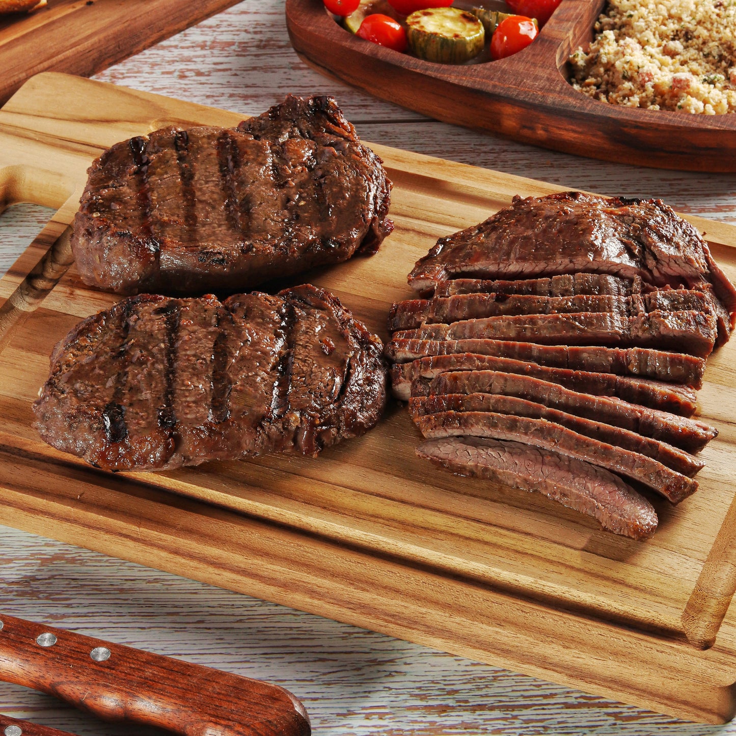 NEW ARRIVAL Tabla de Cortar en Madera de Teca Natural FORTALEZA, diseño Herringbone, ideal para cortar y servir carne, pan y embutidos, con ranura para jugos (40.5×30.5×2 cm)