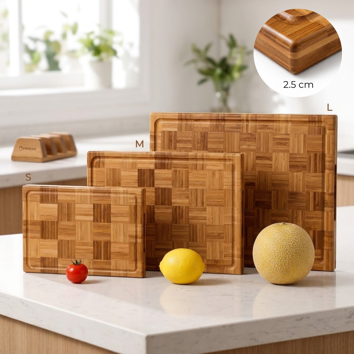 Set of 3 bamboo cutting boards in sizes S, M and L with a close-up of the 2.5 cm thickness and stand