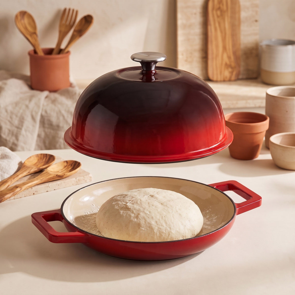 Cúpula en alto y bola de masa sobre la base del horno de pan, en una encimera clara